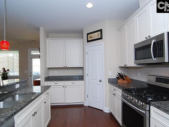 Kitchen, large corner Pantry