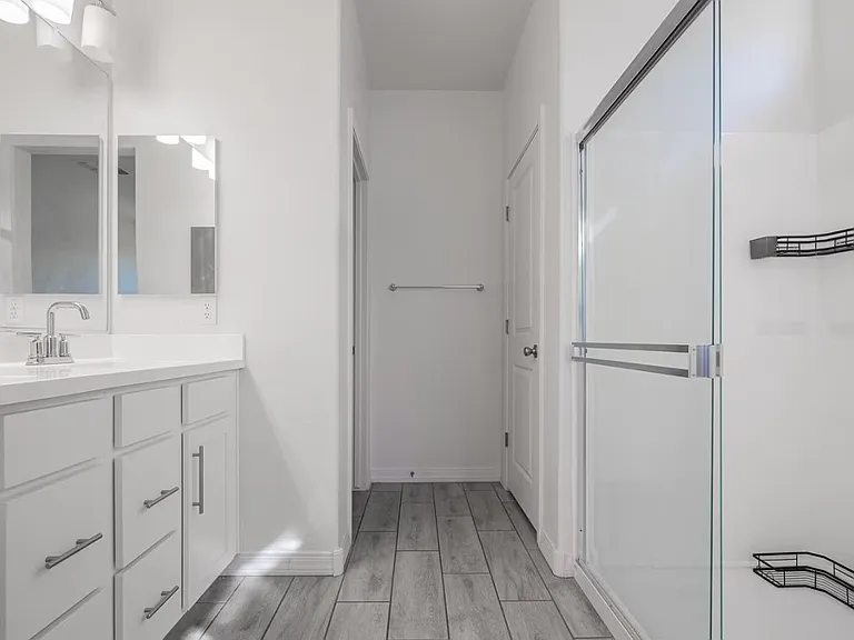 5726 S 30th Gln — Photo 16