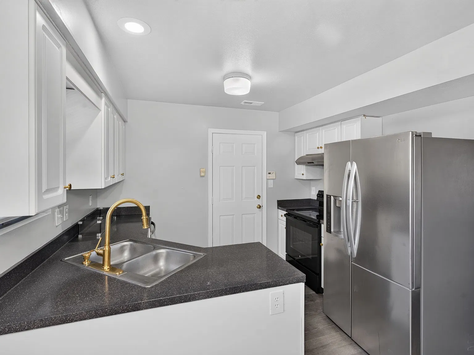 3 bed, 2.5 bath, 1455 sqft, $3,400 — Photo 4