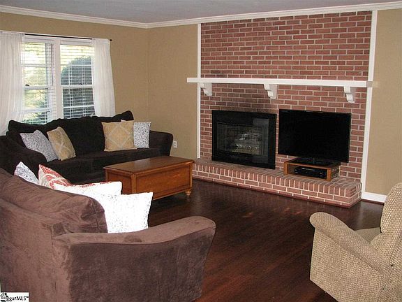 4th image of 101 Woodbury Cir