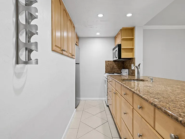 1012 SE 15th St #2 — Photo 6