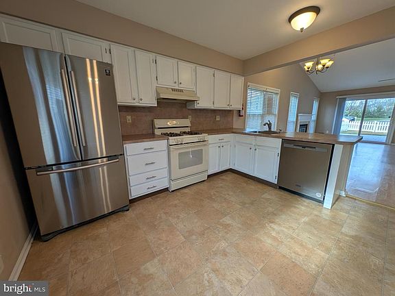 4th image of 33 Banbury Ct