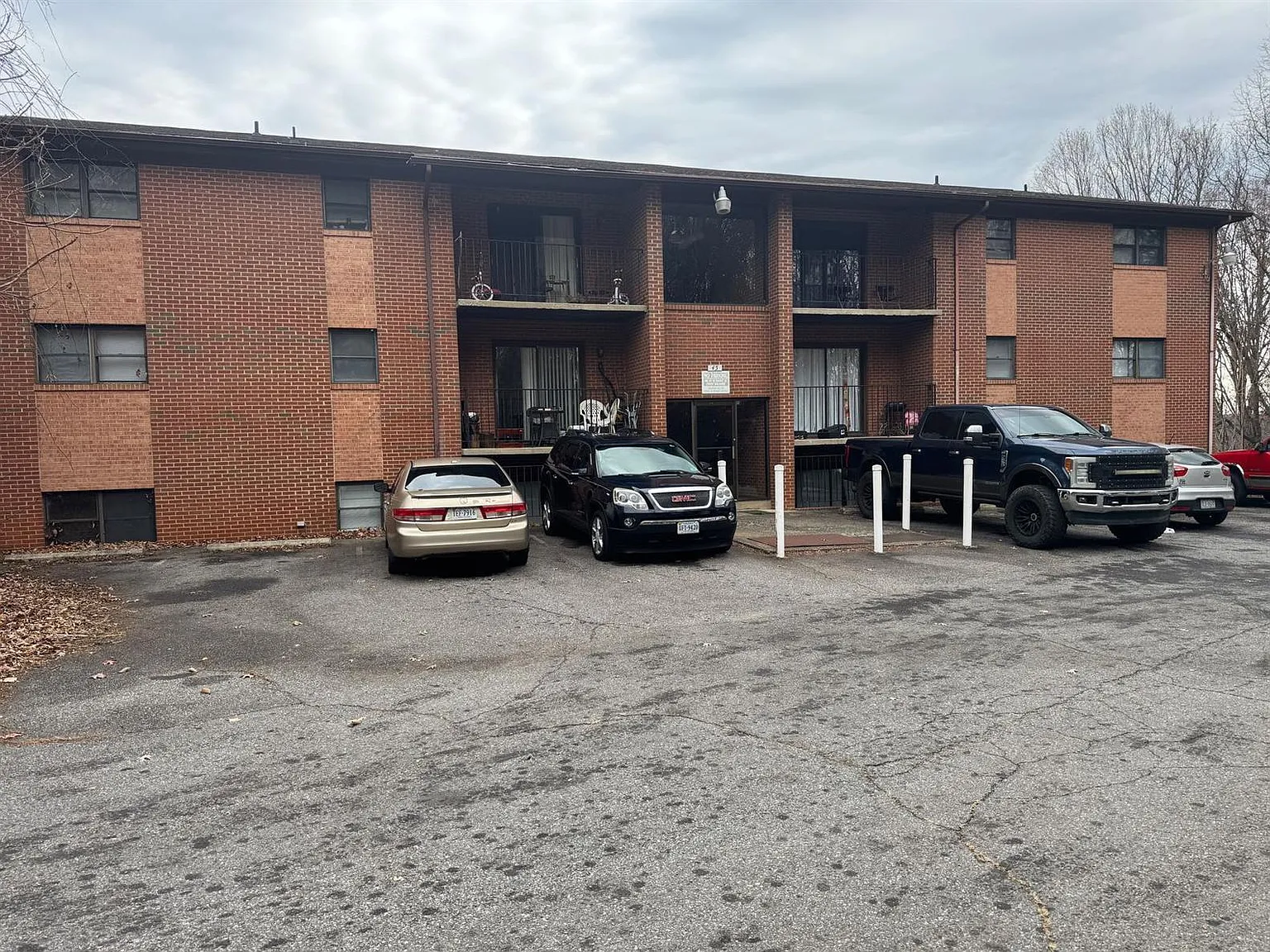 2 bed, 1.0 bath, 800 sqft, $750 — Photo 1