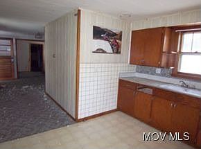 5th image of 813 Hillcrest St