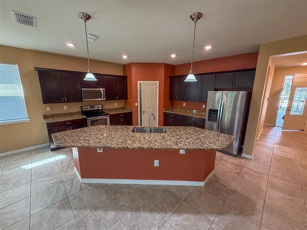 4 bed, 3.0 bath, 2115 sqft, $3,300 — Photo 2