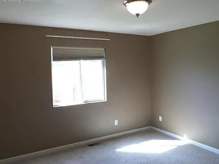 350 Hawthorne Ave — Photo 16