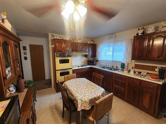 4th image of 1275 Bobolink Dr