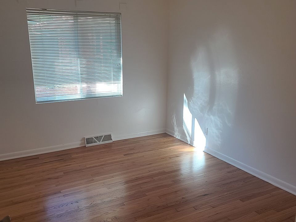 1 of 2 upstairs bedrooms