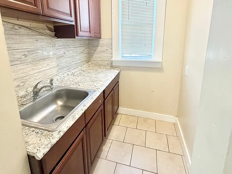 327 Bassett St #2 — Photo 2