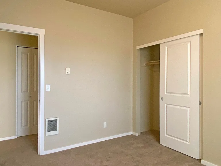 Catron Apartments - 1-3 Bedrooms 2 Bathrooms with In Unit Washer/Dryer and Internet — Photo 12