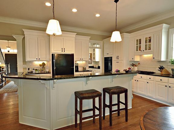 Kitchen with large island