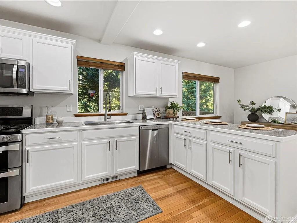 3 bed, 2.5 bath, 1876 sqft, $3,350 — Photo 3