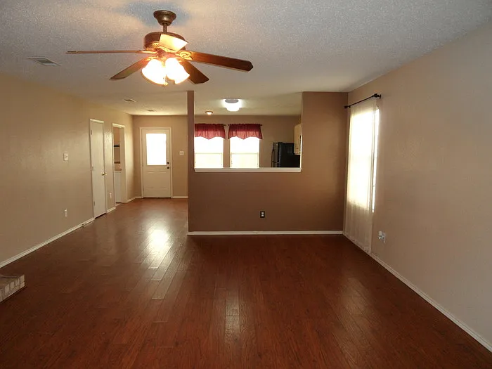 3 bed, 2.0 bath, 1584 sqft, $2,075 — Photo 3