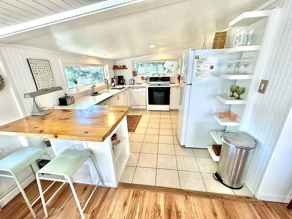 21 Arenta St #UPSTAIRS