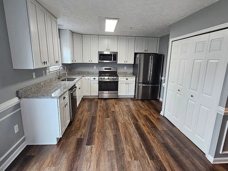 20140 Daniels Cir — Photo 8