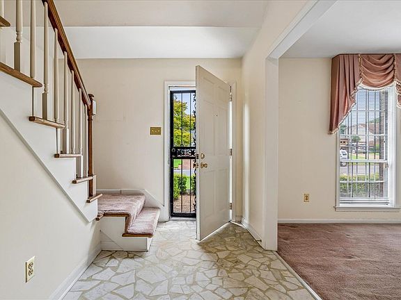 3rd image of 2034 Maplecrest Rd