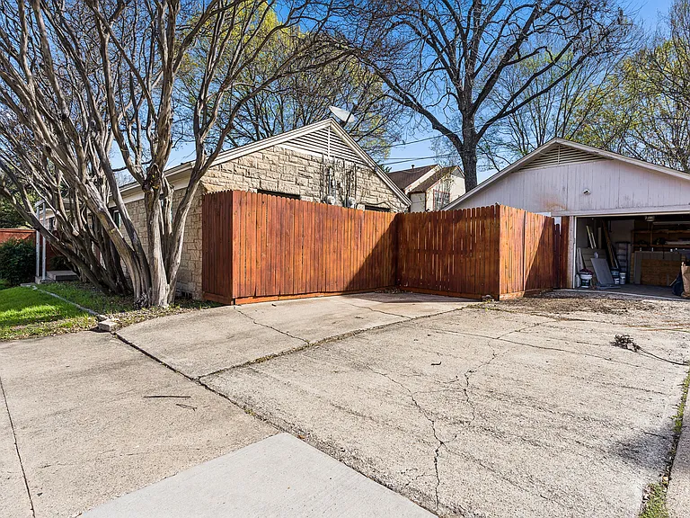 6950 Hillcrest Ave — Photo 33