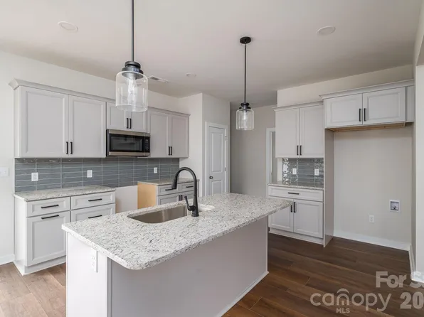 17 Tennyson Dr, Taylorsville, NC 28681