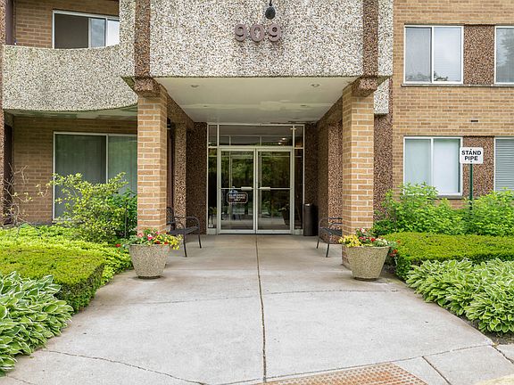 3rd image of 909 E Kenilworth Ave Unit 424