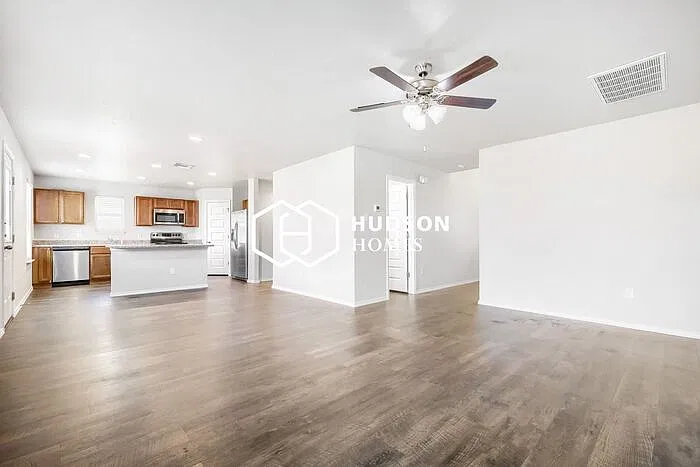 3 bed, 2.5 bath, 1634 sqft, $1,545 — Photo 3