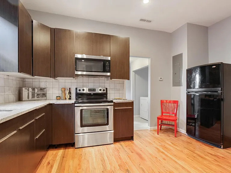 2032 Jefferson St — Photo 7