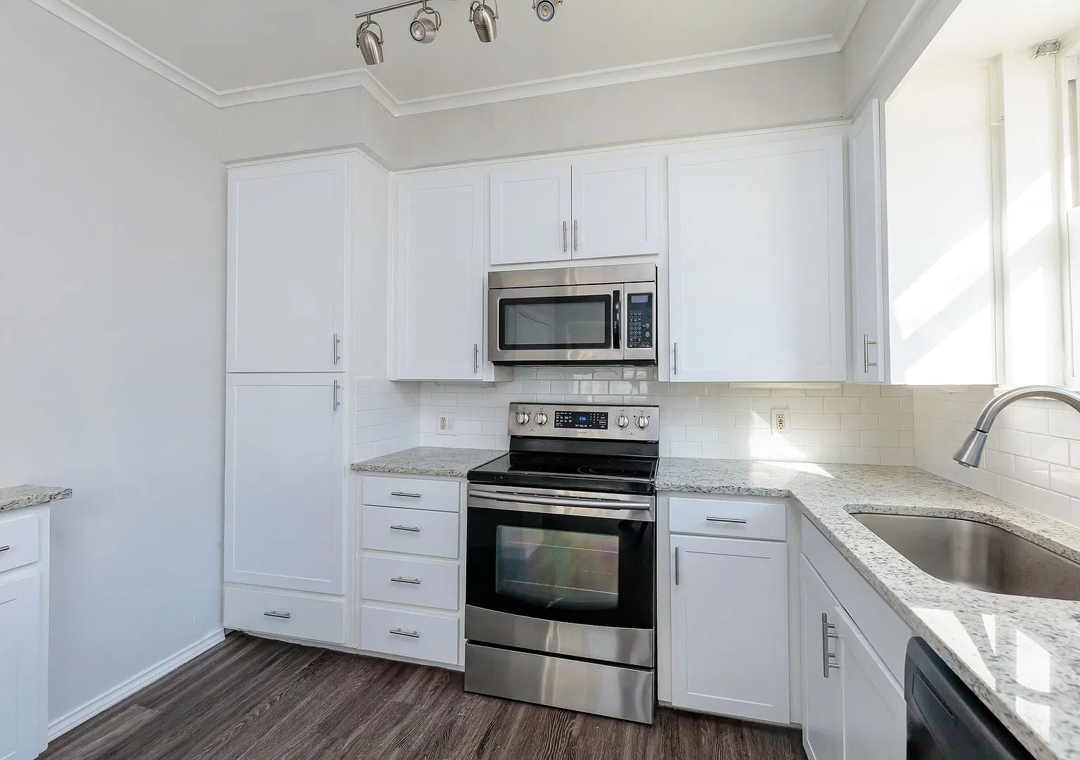 Beautifully Renovated 2 Bedroom,1 Bath Duplex In Chamberlain Heights!! Location, Location, Location — Photo 1