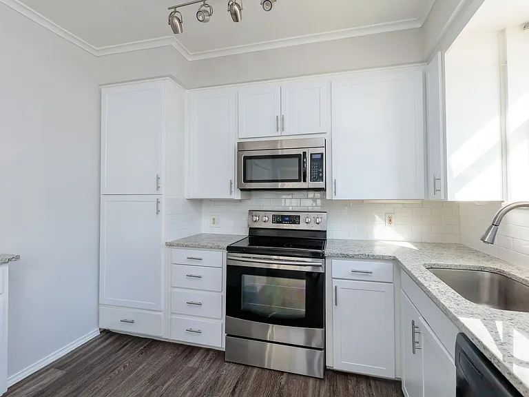 5700 Pershing Ave — Photo 23