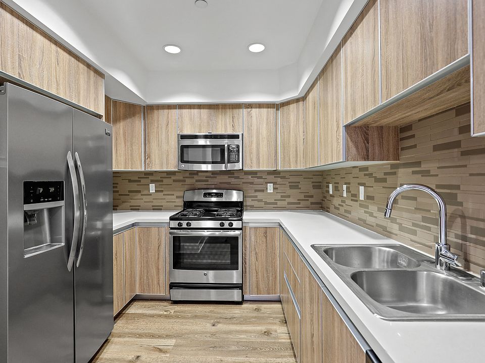 Full-Size Kitchen with Double Sinks, Energy-Efficient Appliances, and Recessed Lighting