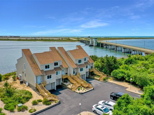 4 Waters Edge #4, Shirley, NY 11967