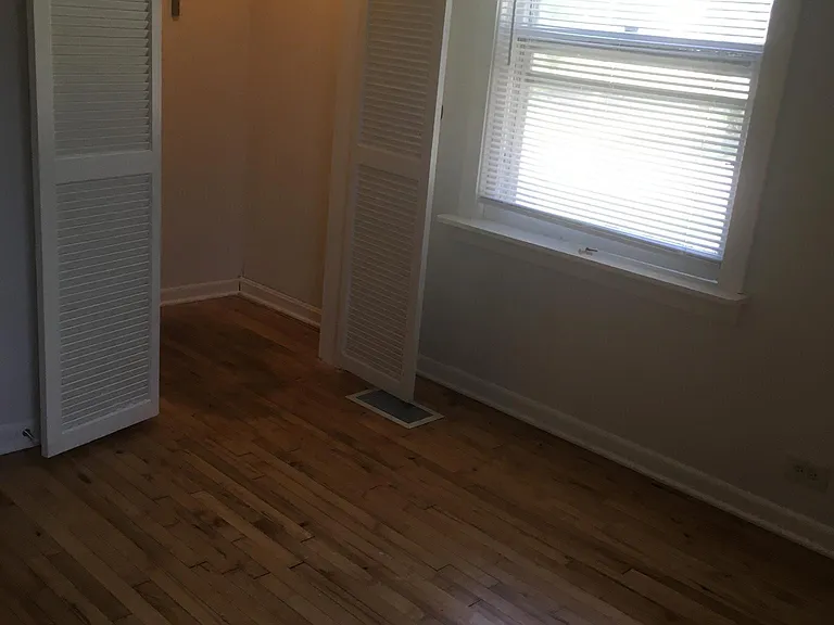 1902 N Clinton St — Photo 4