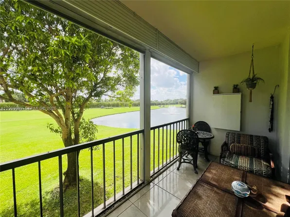 9820 S Hollybrook Lake Dr, Pembroke Pines, FL