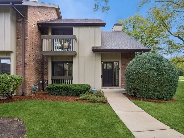 24 Kane Ct, Willowbrook, IL 60527