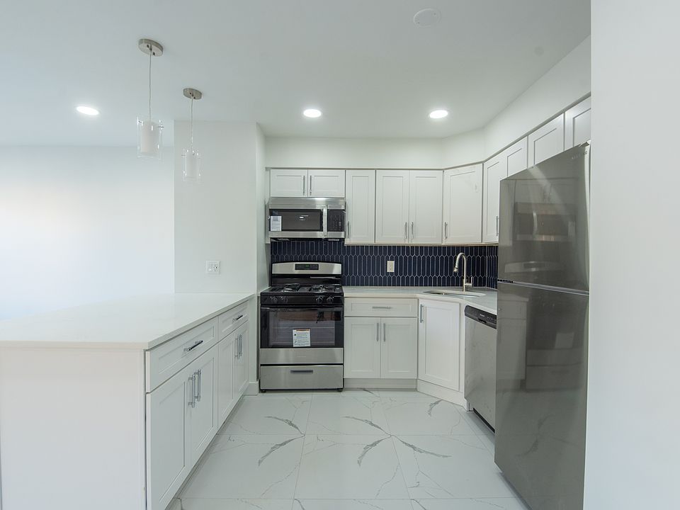 1st image of 550 Adams Ln #3