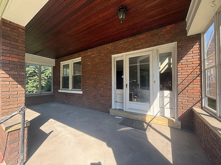 1009 Delta Ave — Photo 2