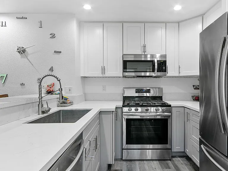 1206 Gladys Ave #8 — Photo 2