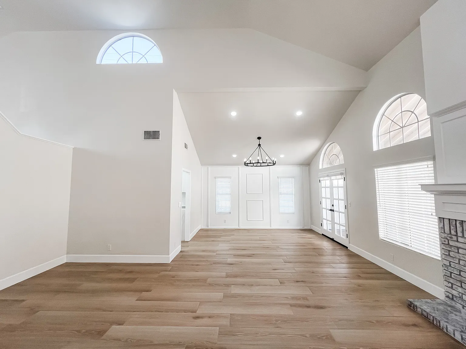 4 bed, 2200 sqft, $5,500 — Photo 2