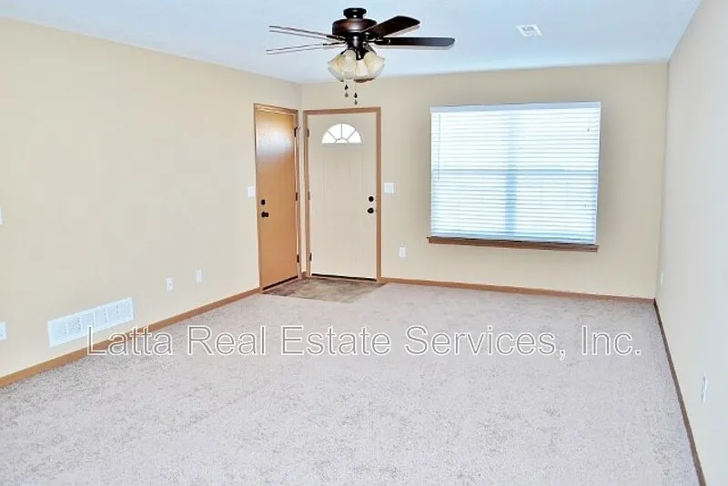 Savannah Heights — Photo 4