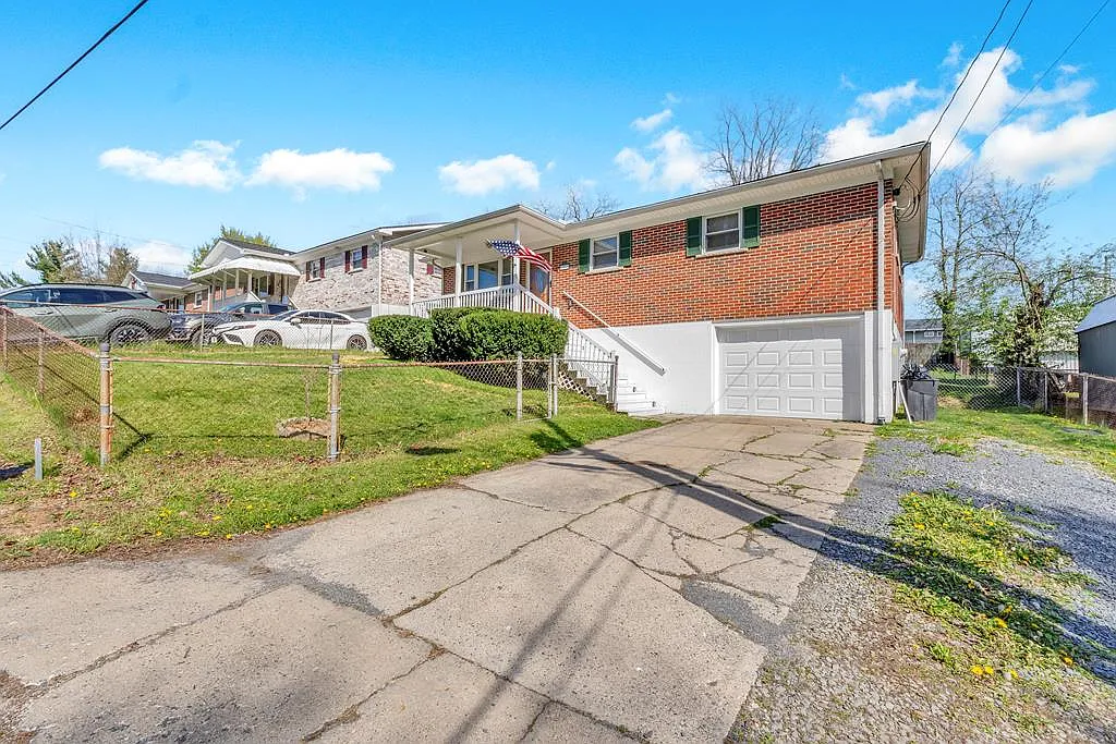 101 Lauren Ave photo 1