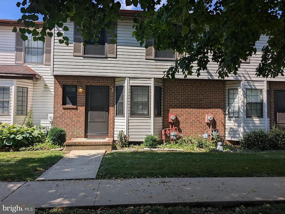 44 W Constitution Dr