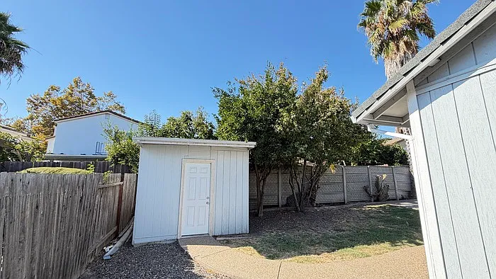 3 bed, 2.0 bath, 1162 sqft, $2,395 — Photo 3