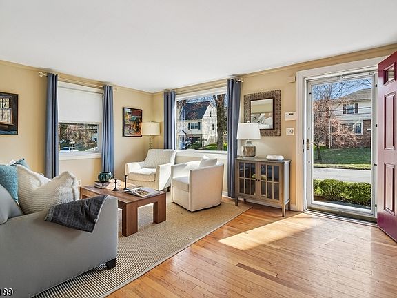 5th image of 8 Edison Dr