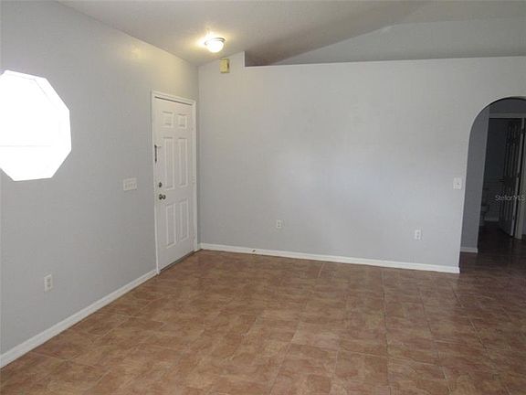 5th image of 913 Cambridge Ct