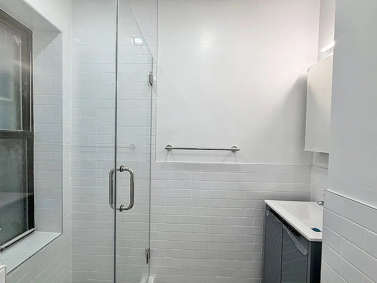 124 E 4th St #7 — Photo 9
