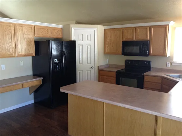 5 bed, 3.5 bath, 1952 sqft, $2,545 — Photo 2