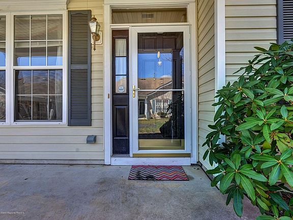 4th image of 35 Golden Willows Ave #1000