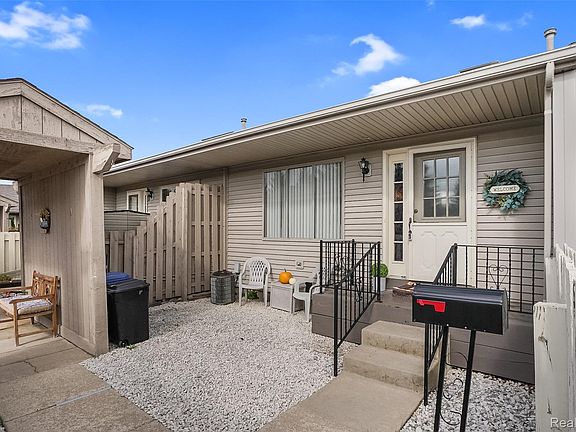 4th image of 62512 Raleigh Ct Unit 4