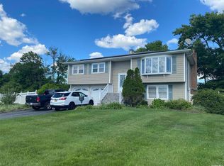 1 Gale Ct, Patchogue, NY 11772
