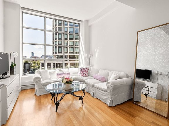 4th image of 360 Newbury St Unit 402