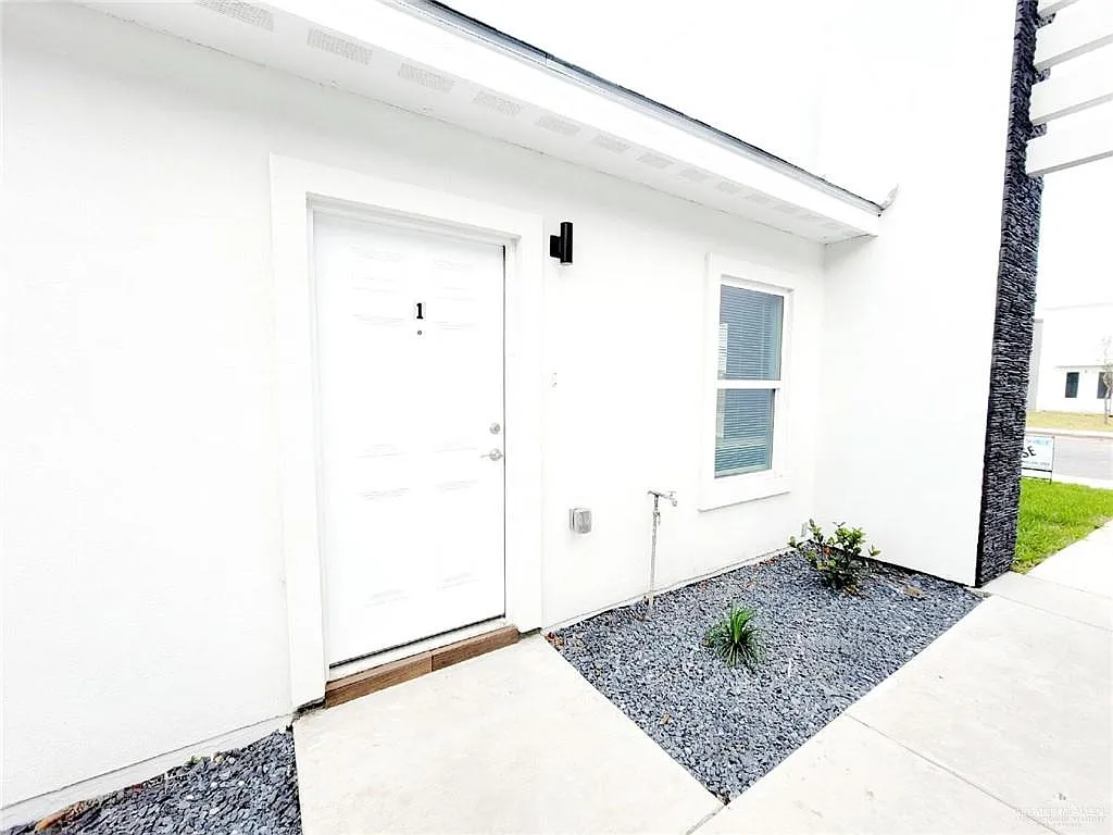 Building Photo - 3409 Fuerte Ave #1
