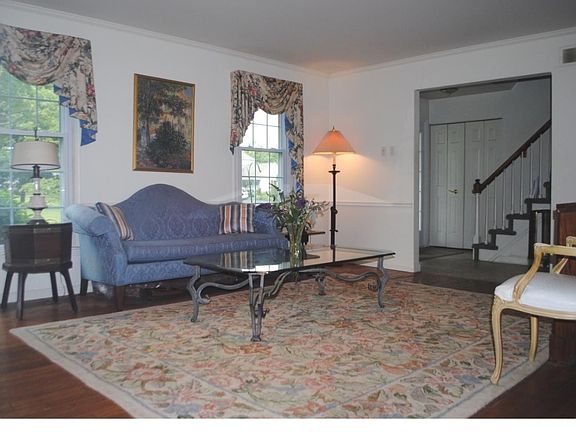 5th image of 101 E Elizabeth Ln